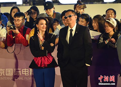 評(píng)委王家衛(wèi)與舒淇亮相紅毯。 <a target='_blank'  data-cke-saved-href='http://www.chinanews.com/' href='http://www.chinanews.com/' ><p  align=