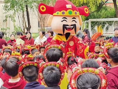 迎春賀新  萌娃歸園  蜚山幼兒園創(chuàng)意開(kāi)學(xué)禮暖意融融